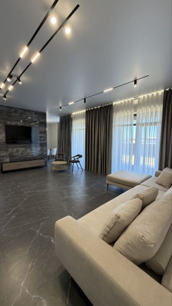 Одноповерховий будинок з ремонтом у закритому КМ Стоянка, 8 соток - фото 1