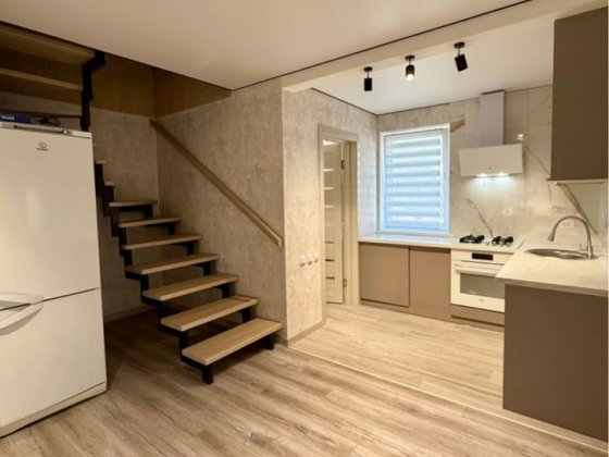 Будинок з новим ремонтом у центрі селища Бородянка