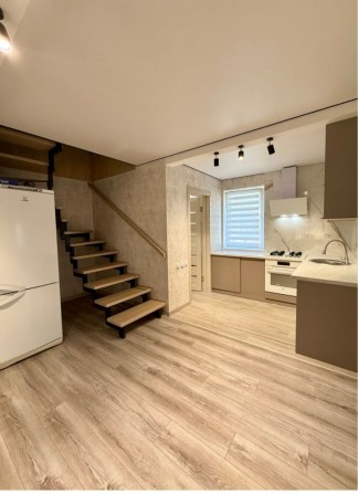 Будинок з новим ремонтом у центрі селища - фото 1