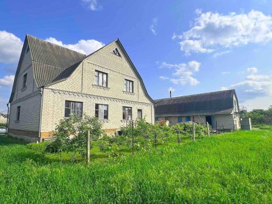 Продам добротній цегляний будинок на тихій вулиці в смт.Макарів. Макарів