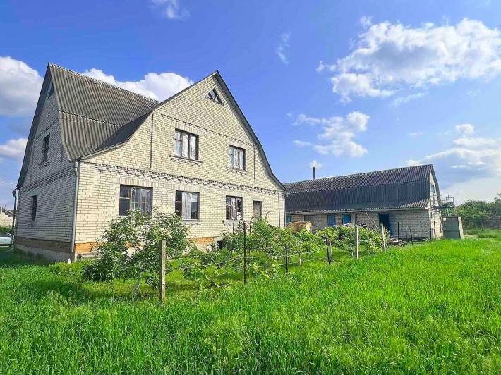 Продам добротній цегляний будинок на тихій вулиці в смт.Макарів. - фото 1