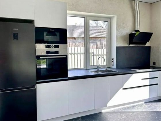 Дом с Новым ремонтом. Рядом Озеро Блиставиця