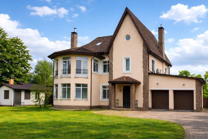 Абсолютно автономная загородная резиденция  рядом с лесом и озёрами - фото 1