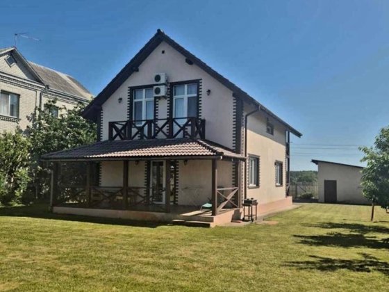 Будинок з ремонтом з доглянутою ділянкою Бузова