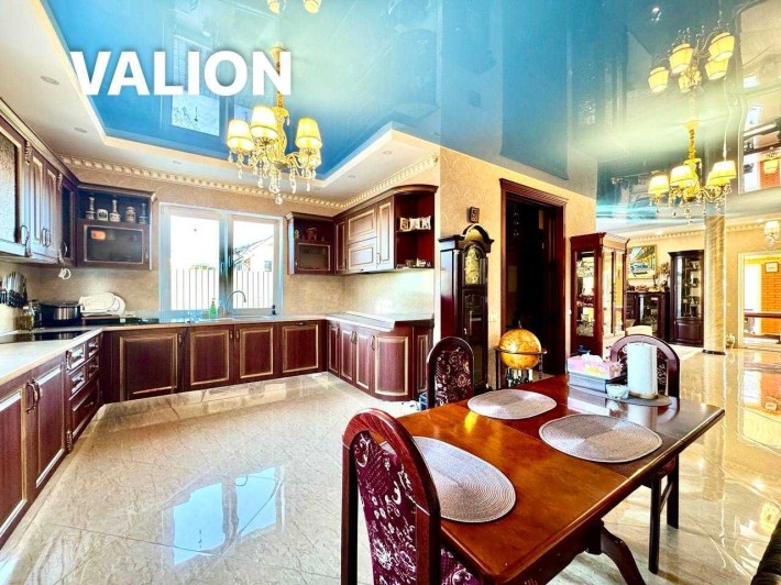 Будинок в КЛАСИЧНОМУ стилі 212 кв.м-Басейн, барбекю та БАНЯ- 7 соток - фото 1