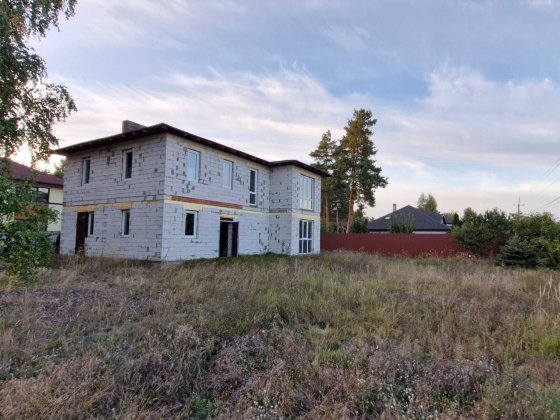 Будинок  біля  каналу поряд ліс і київське водосховище Лебедевка