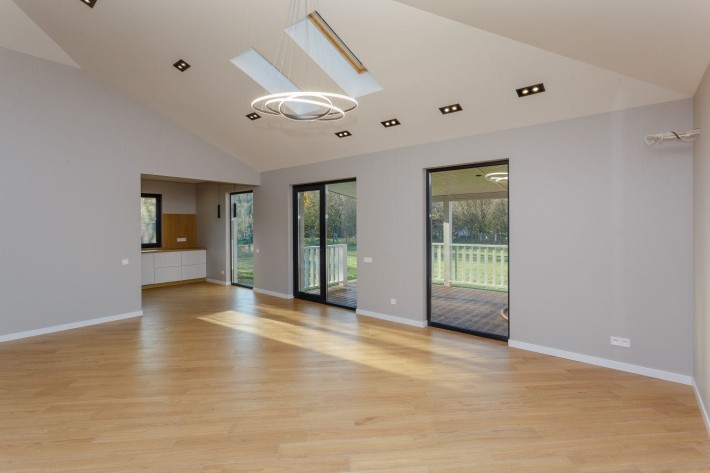 Продаж будинку з ремонтом в с. Нові Безрадичі, вул. Підгірна - фото 1