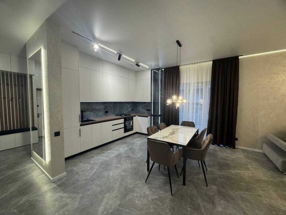 Новий одноповерховий будинок з ремонтом та вбудованою технікою.