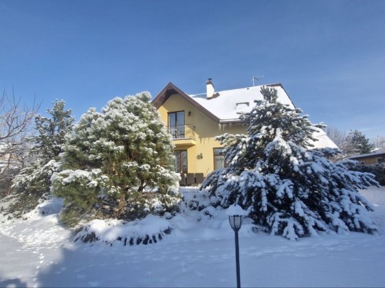 Дім з басейном у котеджному містечку Петрушки