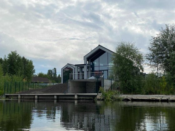 Продаж нового приватного будинку на воді від власника Таценки