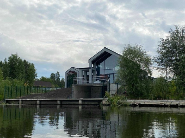 Продаж нового приватного будинку на воді від власника - фото 1