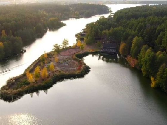 Дом в лесу на берегу реки в коттеджном городке, Таценки! Таценки