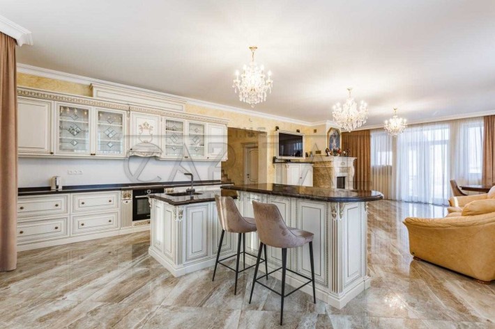 Просторий будинок 370 м² з озером, банею та ділянкою 1,09 Г у Требухов - фото 1