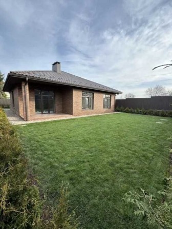 Сучасний одноповерховий будинок, з терасою та автонавісом на 2 авто - фото 1