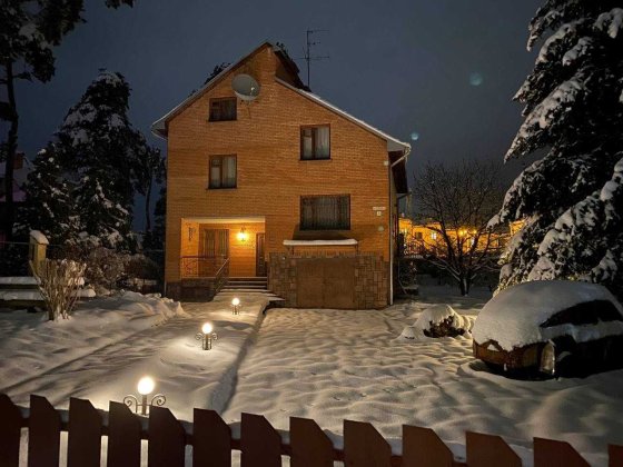 Продаж будинку у Брюховичах поблизу соснового лісу і озер Брюховичі