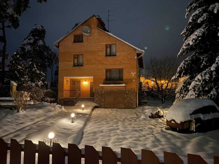 Продаж будинку у Брюховичах поблизу соснового лісу і озер - фото 1