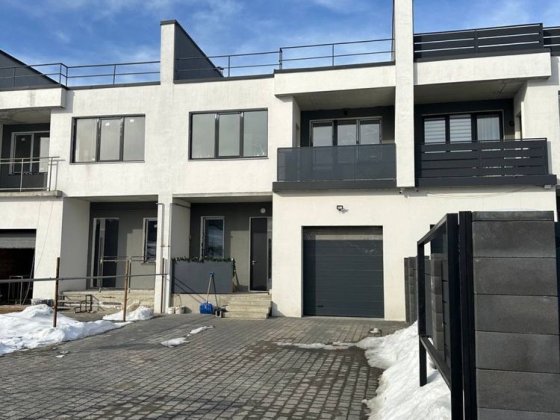 Продаж котеджу у Винниках.Локація Емілі Резорт,під єОселю,біля лісу Винники