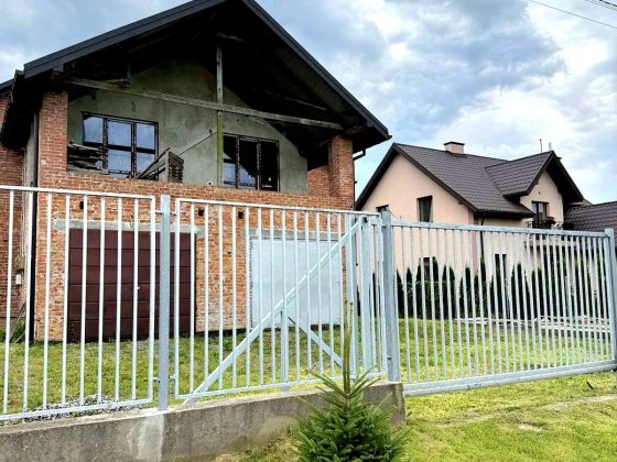 Продається 5-ти кімнатний будинок у місті Городок 30км від Львова Городок