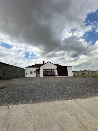 Житловий будинок з комерційною нерухомістю - фото 1