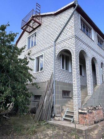 Продаю капитальный дом в три уровня с документами - фото 1