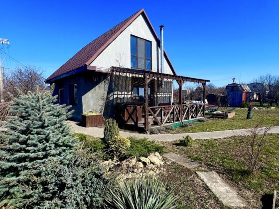 Продам дом с панорамным выходом на веранду и ухоженный участок Великодолинське