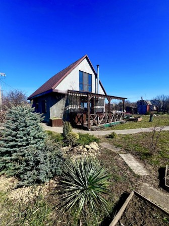 Продам дом с панорамным выходом на веранду и ухоженный участок - фото 1