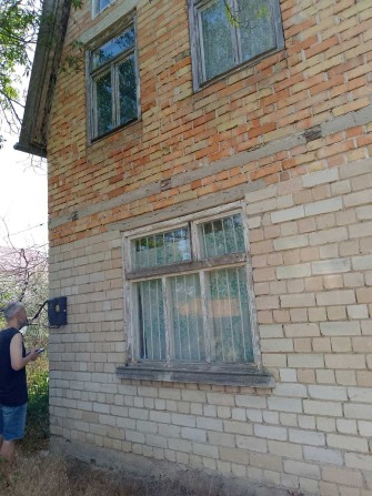 Светлое массив, крепкий домик , кирпич, армопояс, рядом с маршруткой. - фото 1