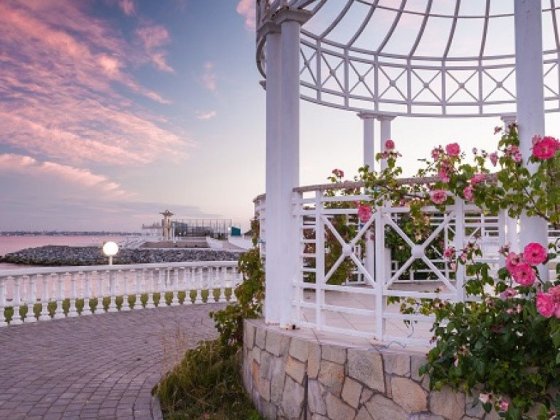 У моря и леса, Сосновый берег, Ривьера, строение с террасой, подвал Фонтанка