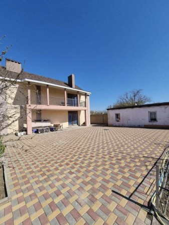 Продам 2х этажный дом в Светлом 200м2 и 6 соток 5 комнат - фото 1