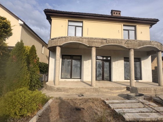 Дом 280м² в Червоном Хуторе: 5 соток,5 спален, подвал, террасы. Лиманка