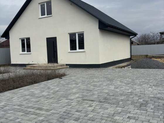 Дом новой постройки в семи минутах к городу