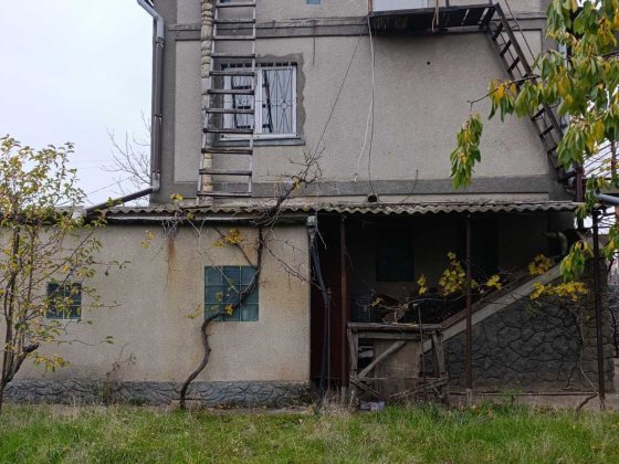 Капитальный дом в Светлом с подвалом и гаражом. Участок 6 соток.