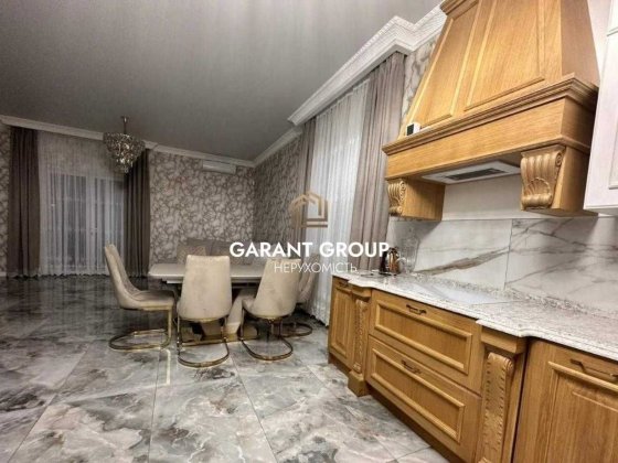 Гарний двоповерховий будинок з ремонтом з басейном біля моря Фонтанка