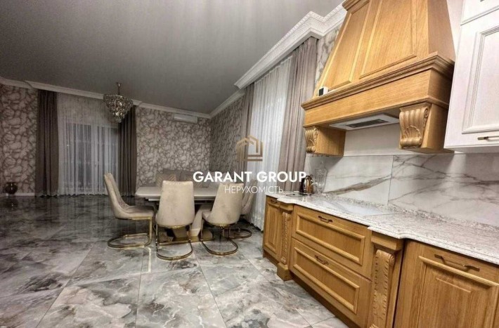 Гарний двоповерховий будинок з ремонтом з басейном біля моря - фото 1