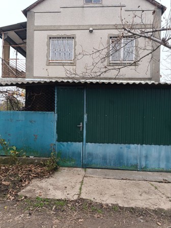 Крепкий дом 85 м² с гаражом, подвалом и колодцем — $35 000 - фото 1