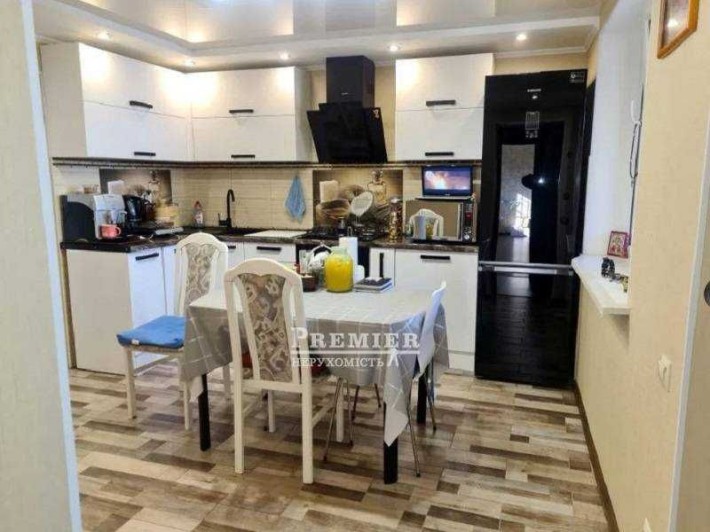 Продам сучасний будинок на Усатово 10 соток землі - фото 1