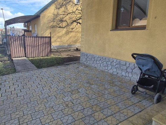 Два  капитальных дома нам 11 сотках Корсунці