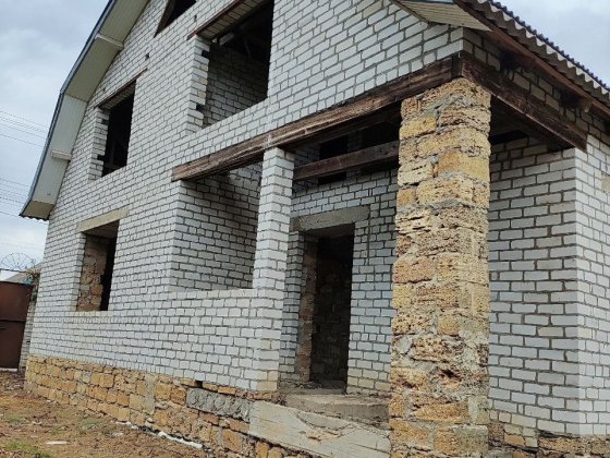 Продам недостроенный дом, Беляевка, центр, все коммуникации Беляевка