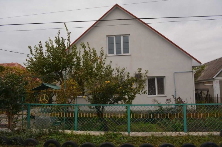 Продам капітальний будинок  у центрі села Молодіжне - фото 1