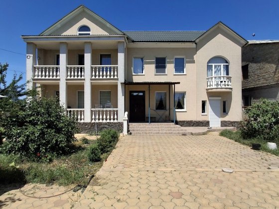 Продам 2 этажный в пригороде Черноморска . Молодіжне