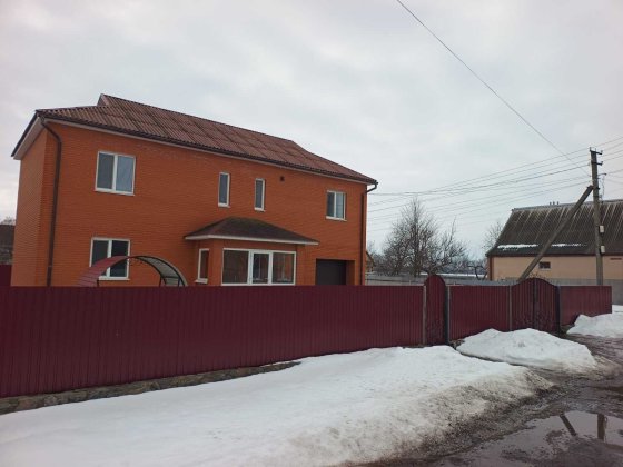 Продам 2-х поверховий будинок з гаражем Хорол