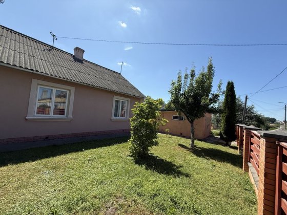 Продаж будинку з ремонтом, гаражем, смт. Квасилів Красилів