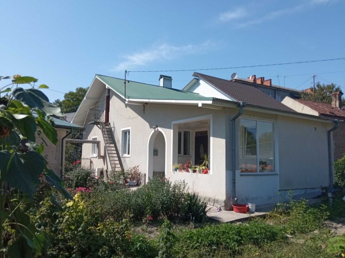 Будинок з літньою кухнею та ділянкою в центрі міста - фото 1