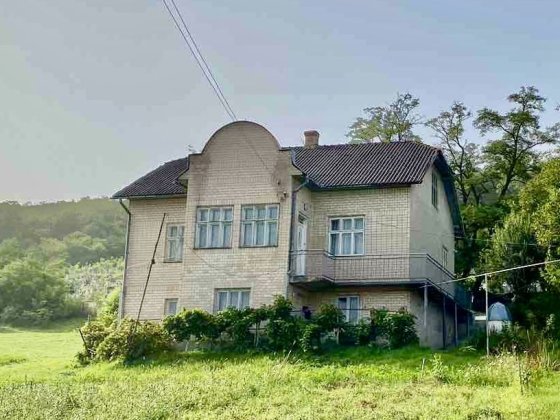 Продається добротний цегляний будинок.