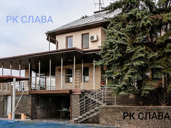 Продам котедж в Безлюдівці з виходом на  озеро і спортивним полем Безлюдовка