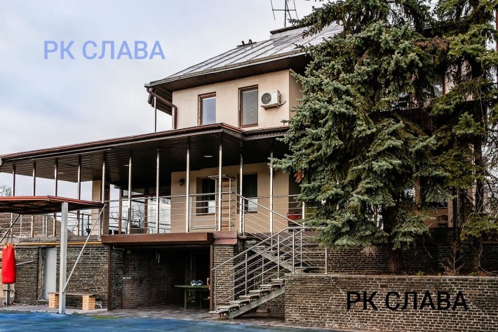 Продам котедж в Безлюдівці з виходом на  озеро і спортивним полем - фото 1