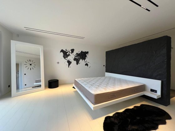 Продаж елітного будинку з басейном. Коровия