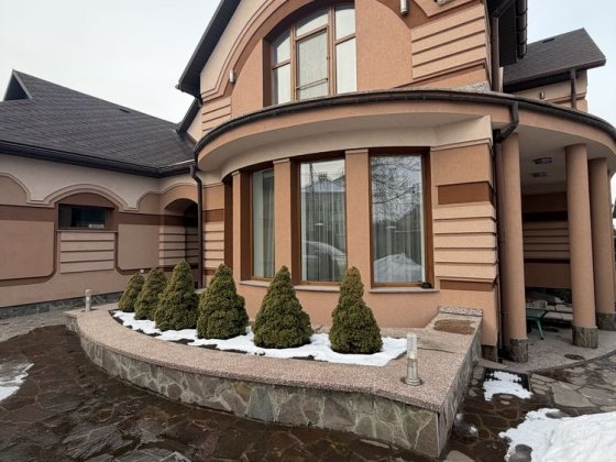 Будинок з басейном Гострик