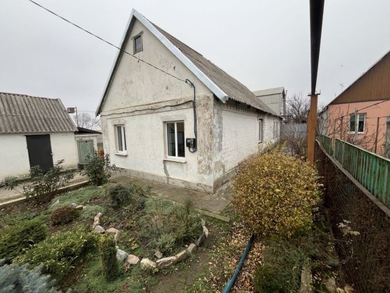 Заміський будинок з молодим садом Балабине