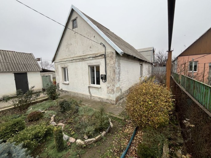 Заміський будинок з молодим садом - фото 1